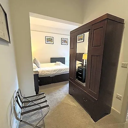 The Chapel House 4*