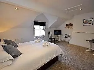 The Chapel House 4*
